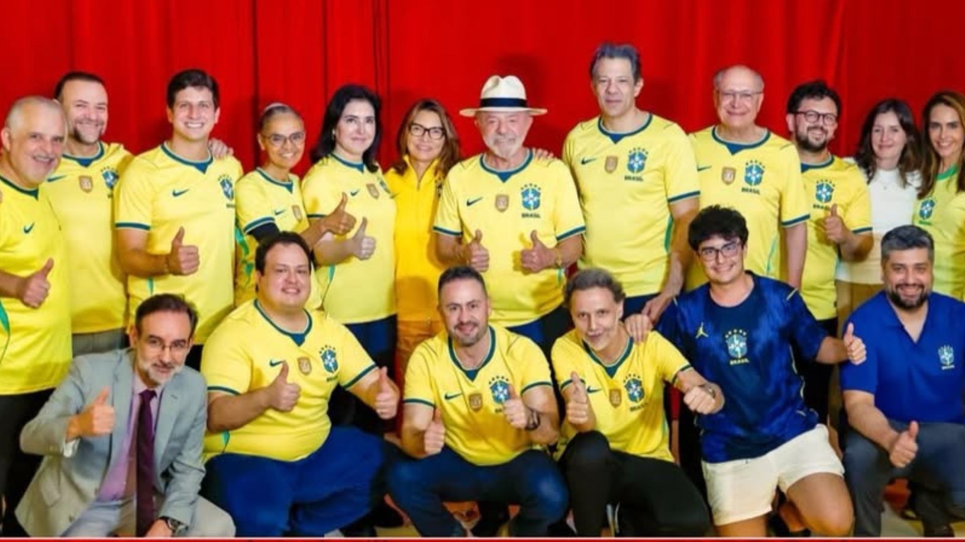 sorrindo, a maioria com camisa do brasil verde e amarela estão lula, janja, joão campos, haddad, alckmin, tebet, marina silva, edinho silva e marcio frança