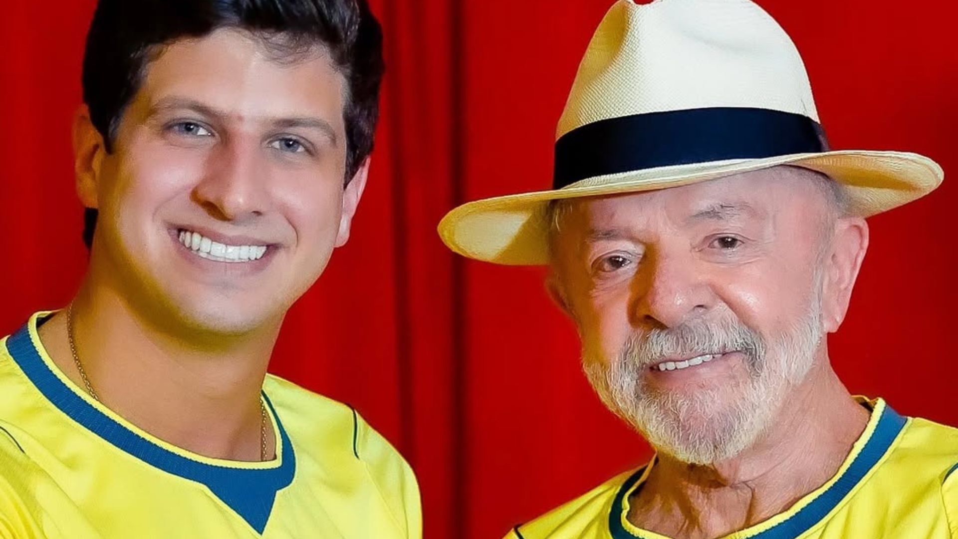 João Campos e Lula sorriem com camisetas do Brasil, em verde e amarelo