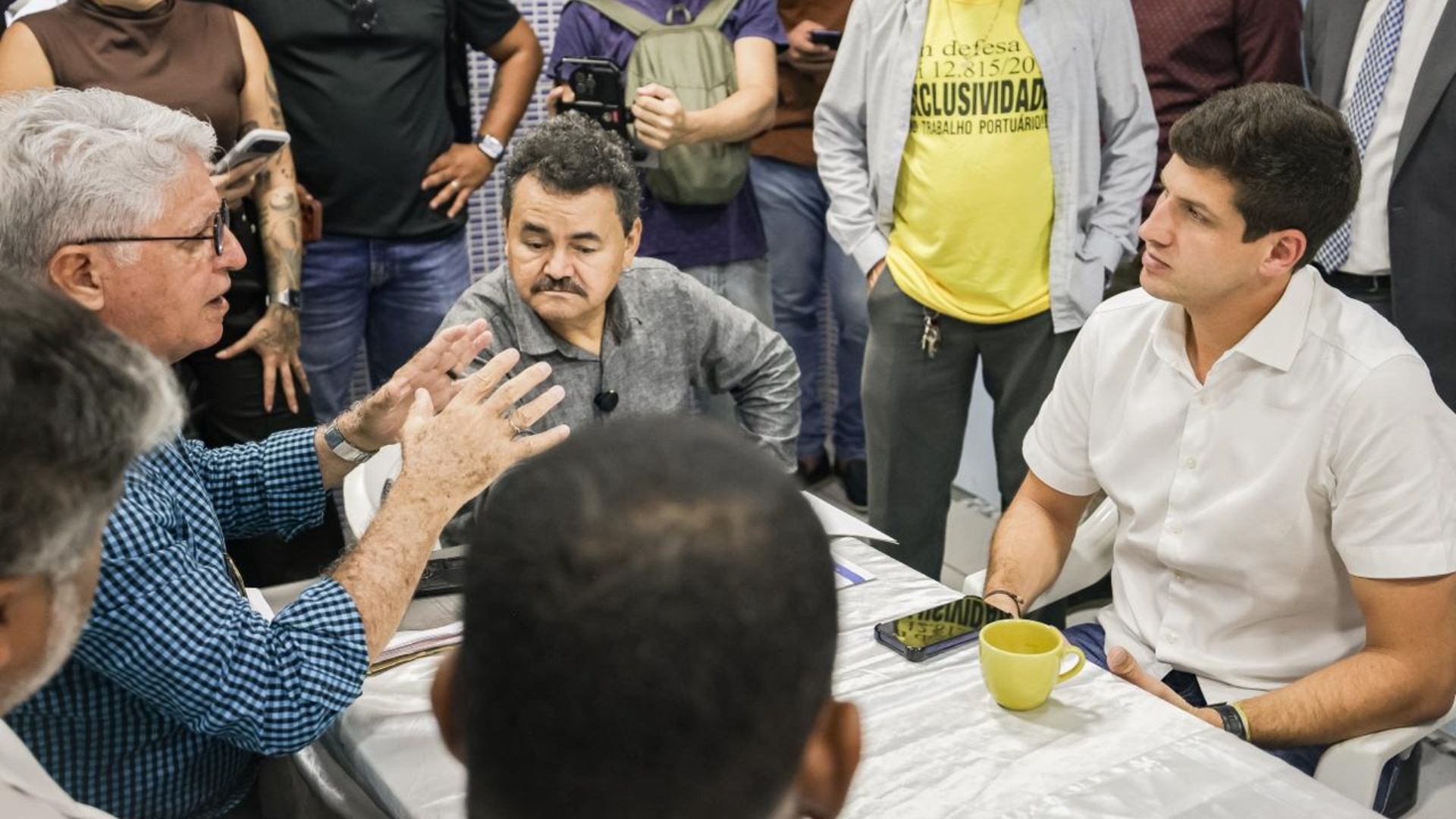 Pré-candidato ao governo de Pernambuco, João Campos ouve demandas dos portuários