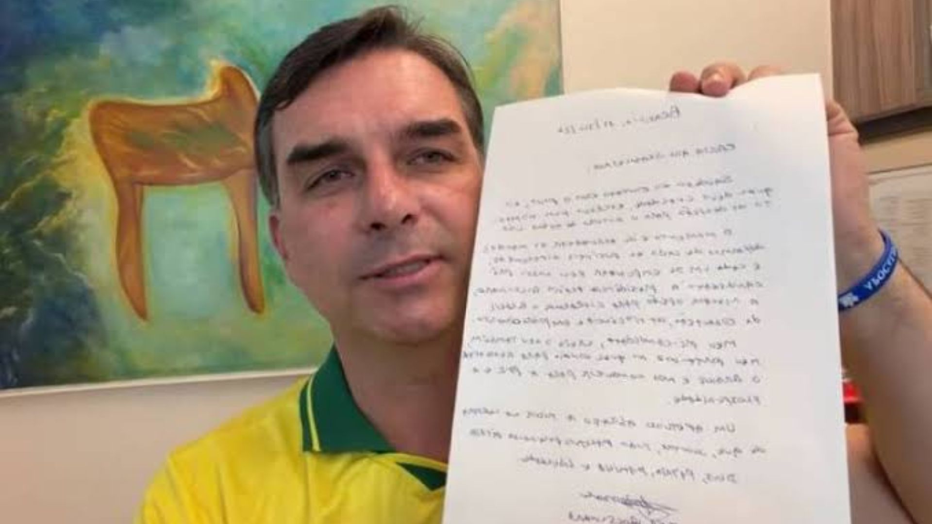 Flávio Bolsonaro lê carta de Jair Bolsonaro