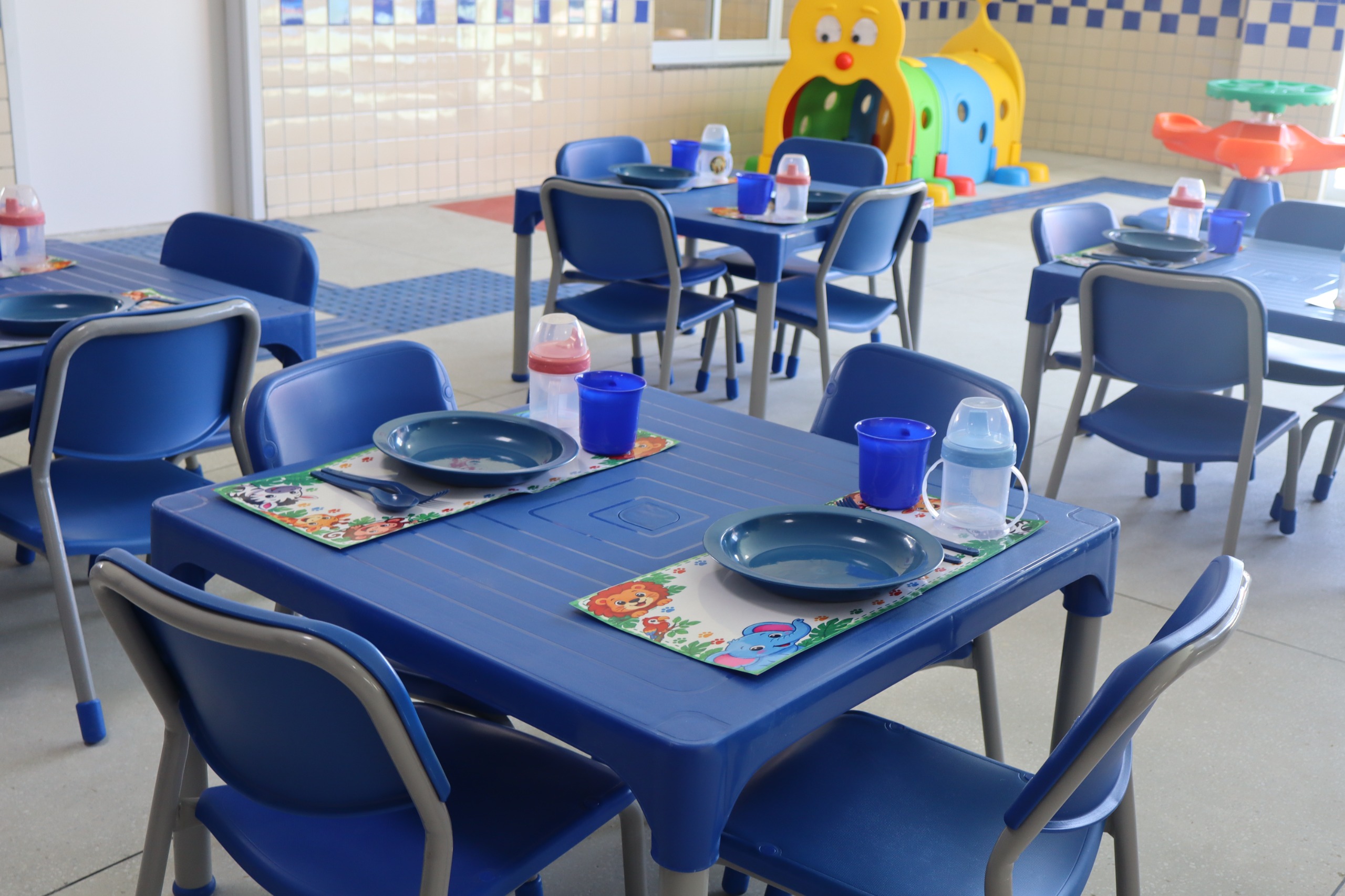 Sala de aula com equipamentos infantis em creche